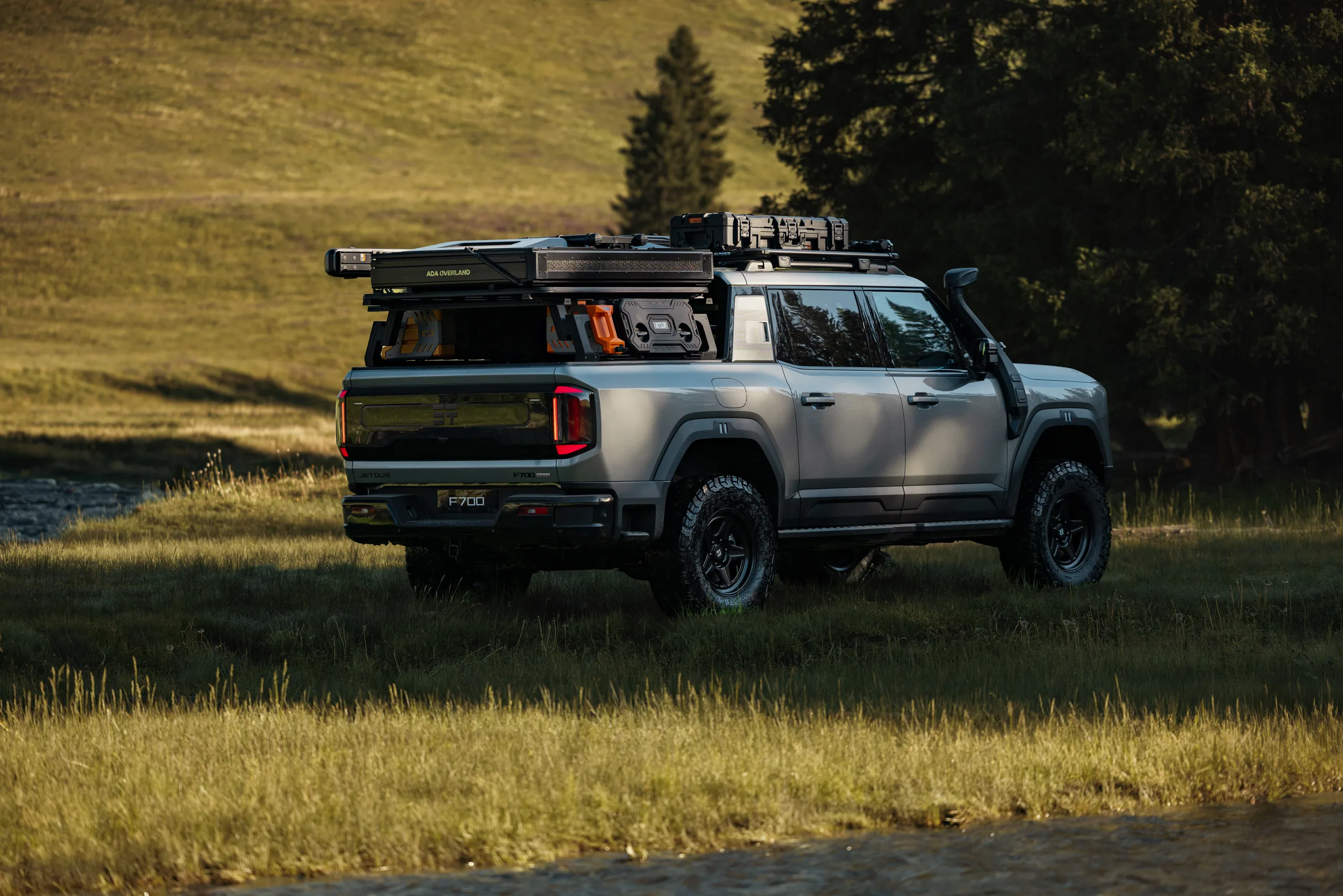JETOUR F700 parked in a mountain meadow